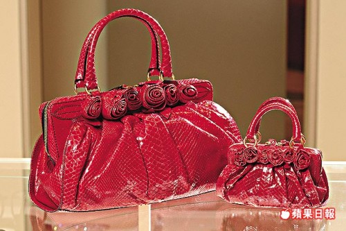 Pin by Expert Technician on Valentino  Celebrity moms, Mom and daughter  matching, Valentino handbags