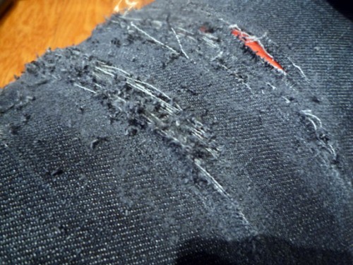 DIY Slashed/Ripped Jeans - nitrolicious.com