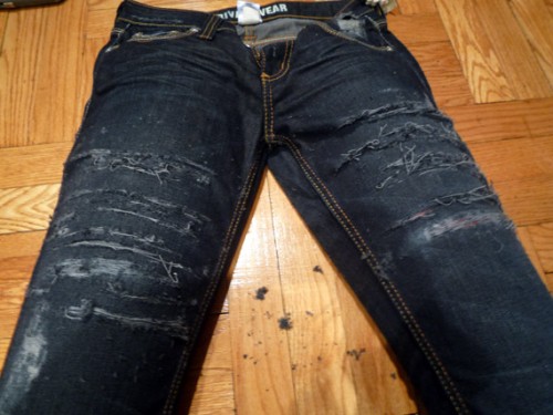 DIY Slashed/Ripped Jeans - nitrolicious.com