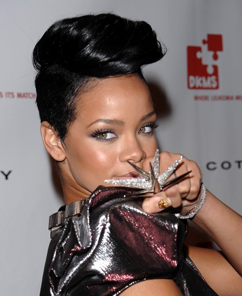 coty-dkms-3rd-annual-gala-rihanna-02