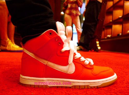 nike-womens-dunk-high-challenge-red-01