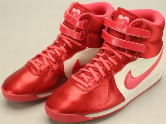 wmns-nike-aerofit-high-valentines-day-2010-570x427