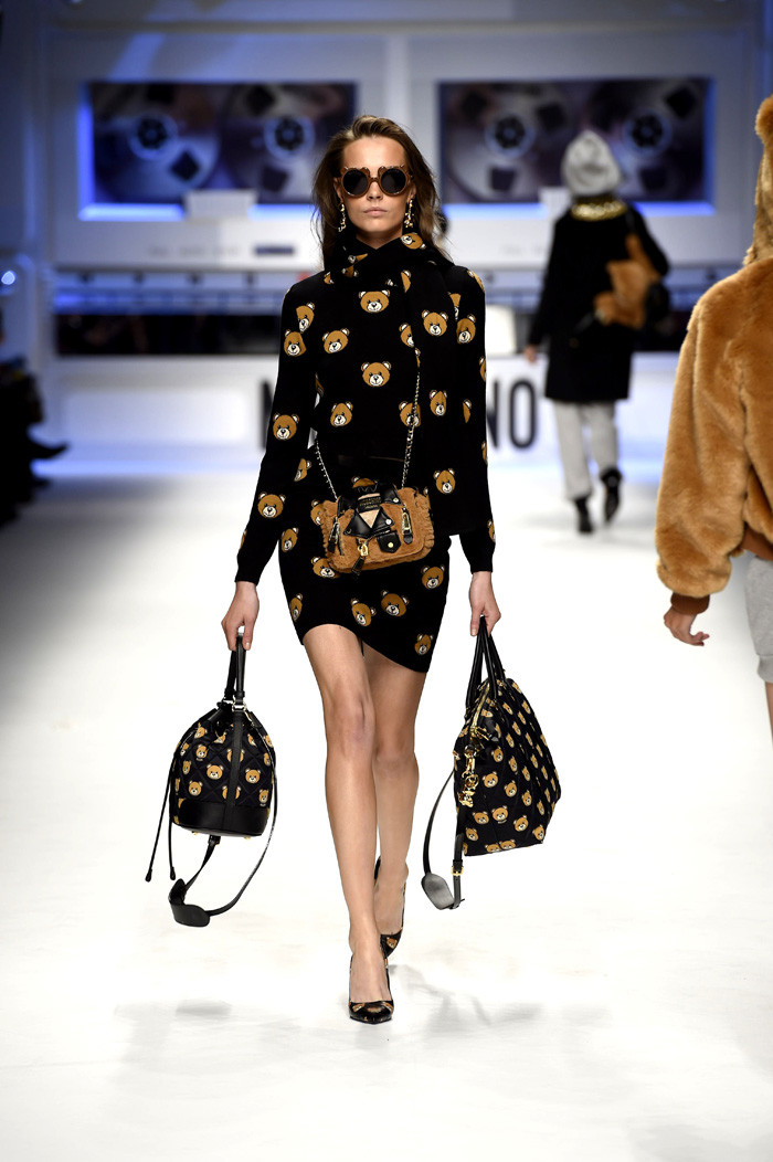 Moschino Fall 2015, You'll Want to Wear These Bags Right Off the Runway